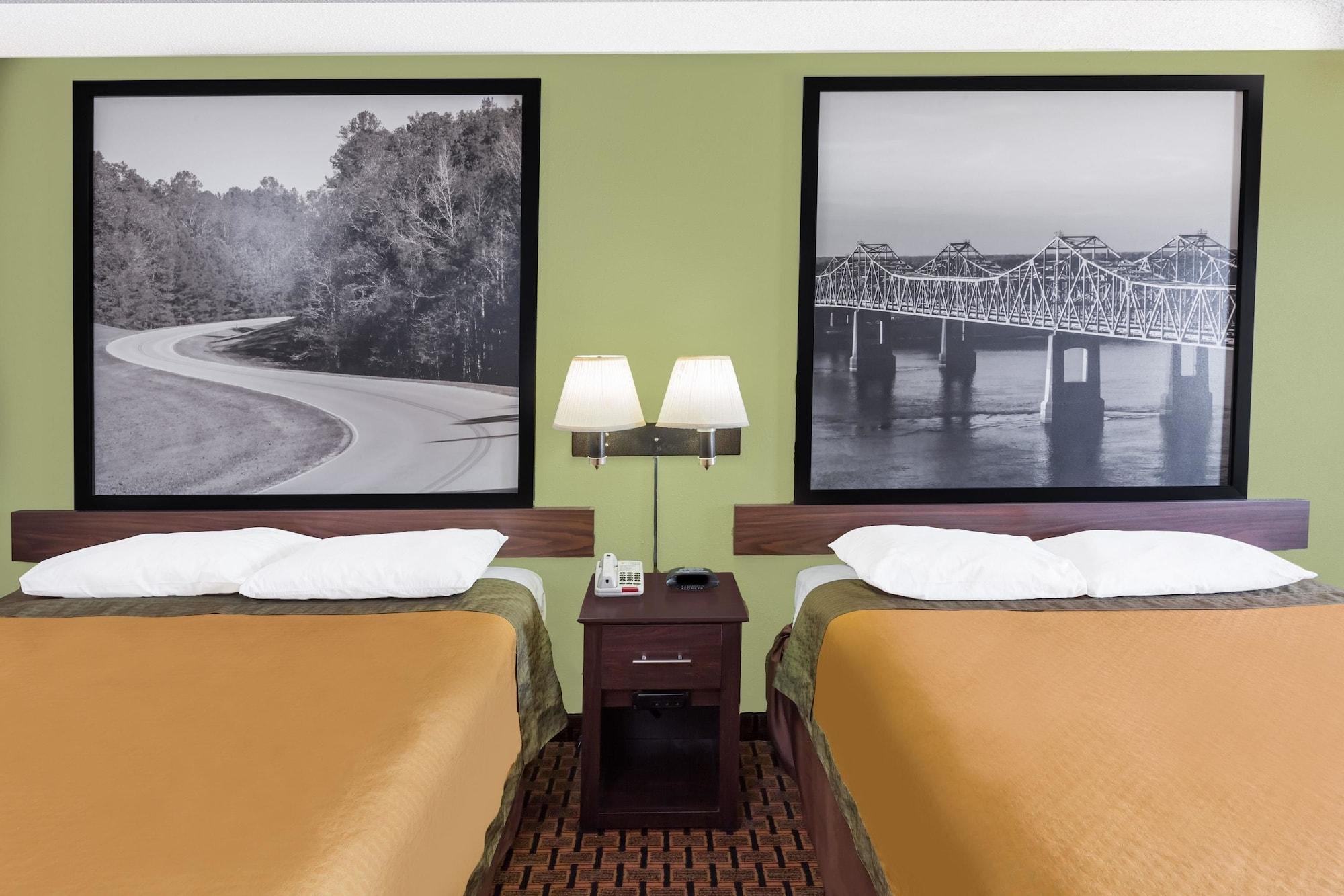Hotel Super 8 By Wyndham Madison/Ridgeland Area Esterno foto