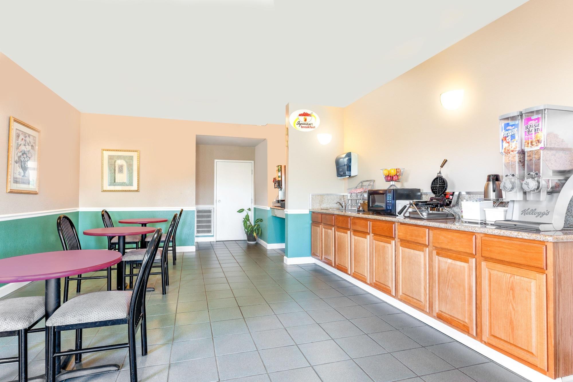 Hotel Super 8 By Wyndham Madison/Ridgeland Area Esterno foto