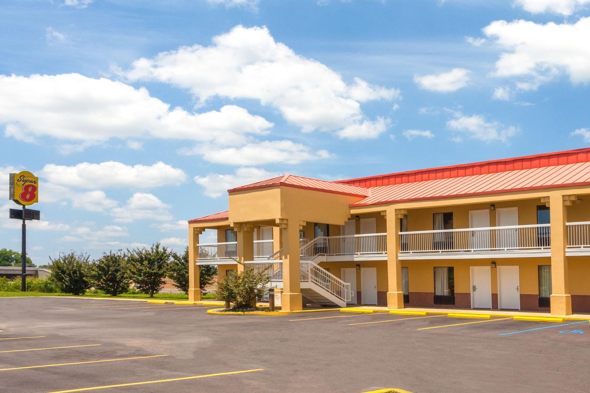 Hotel Super 8 By Wyndham Madison/Ridgeland Area Esterno foto