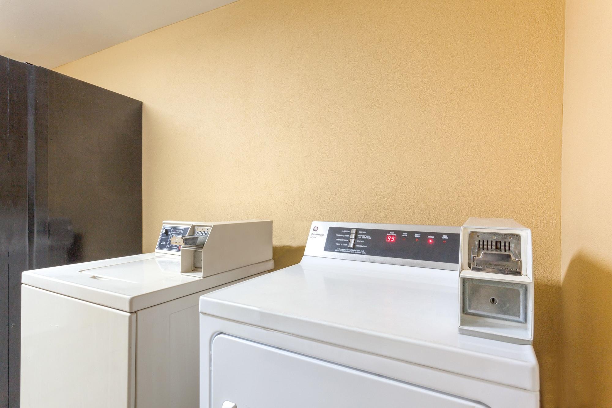 Hotel Super 8 By Wyndham Madison/Ridgeland Area Esterno foto